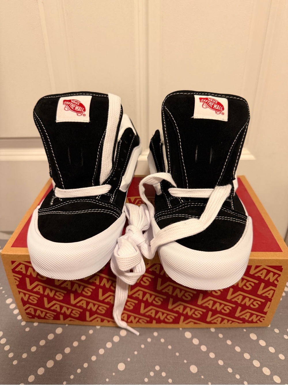 Vans men’s Black & White Classic Skate Sneakers